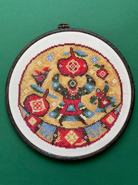 Plate with apple - cross stitch pattern