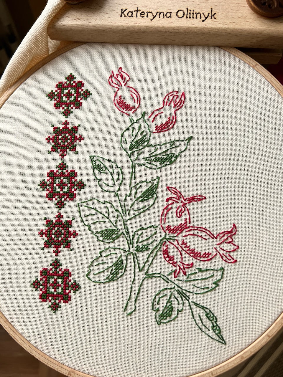 Rose hip ornament - cross stitch pattern